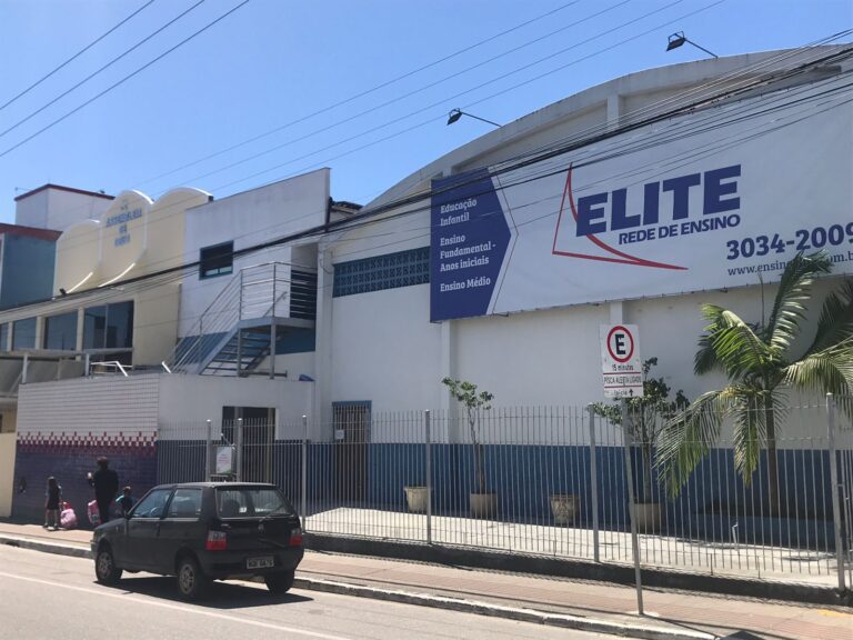 Edificação escolar submetida a inspeção técnica para identificação das causas de trincas e infiltrações em pilares estruturais, com avaliação de riscos e análise das condições de desempenho da estrutura. Laudo estrutural na grande florianópolis. Desenvolvido por engenheiro civil Felipe Dircksen na Grande Florianópolis.