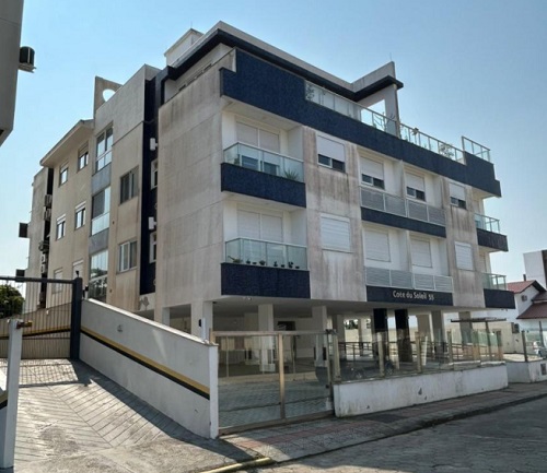 Laudo técnico de infiltrações em fachada de edifício no bairro Canasvieiras, em Florianópolis, com análise das causas e dos danos causados pela umidade.