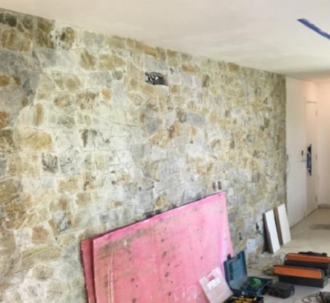 Apartamento submetido a avaliação técnica para verificação de possível comprometimento estrutural decorrente da aplicação de sobrecarga de revestimento em parede. Laudo estrutural na grande florianópolis.