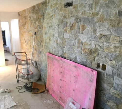 Apartamento submetido a avaliação técnica para verificação de possível comprometimento estrutural decorrente da aplicação de sobrecarga de revestimento em parede. Laudo estrutural na grande florianópolis.
