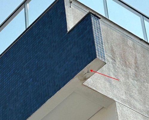 Laudo técnico de infiltrações em fachada de edifício no bairro Canasvieiras, em Florianópolis, com análise das causas e dos danos causados pela umidade.