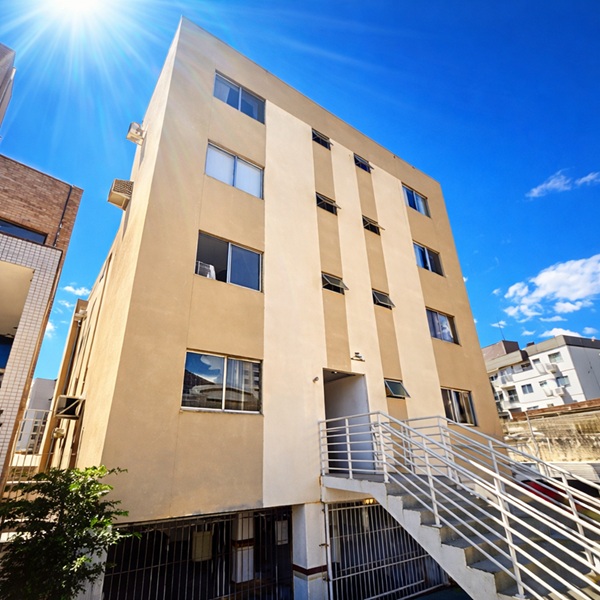 Edifício residencial submetido a inspeção técnica para avaliação das condições estruturais, identificação de manifestações patológicas e análise de riscos construtivos em elementos estruturais e áreas comuns. Laudo estrutural na grande florianópolis.