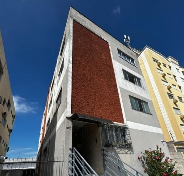 Edifício residencial submetido a inspeção técnica para avaliação das condições estruturais, identificação de manifestações patológicas e análise de riscos construtivos em elementos estruturais e áreas comuns. Laudo estrutural na grande florianópolis.